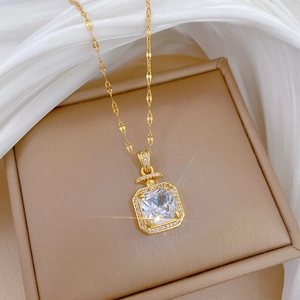 Vue macro d'un collier doré avec pendentif carré orné d'un grand cristal de zircon central