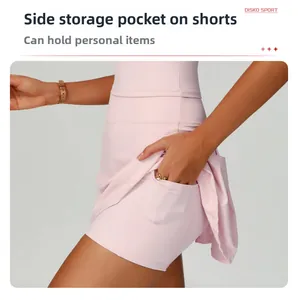 Détail de la poche latérale du short intérieur sur cette jupe-short de sport rose