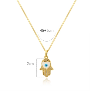 Collana Mano di Fatima placcata oro con malocchio e zirconi su sfondo bianco puro