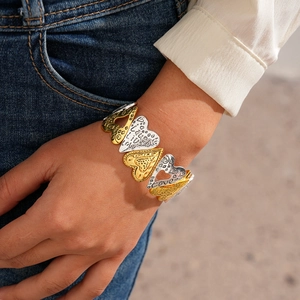 Détail du bracelet cœur en métal bicolore avec gravure Live Laugh Love Hope chic