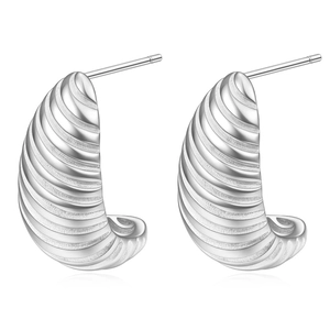 Dettaglio macro di orecchini a cerchio croissant argento con elegante trama a costine lucide