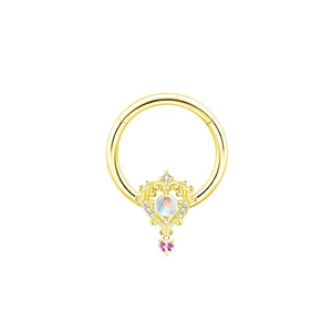 Dettaglio anello al naso dorato vintage con pietra di luna e cuore rosa