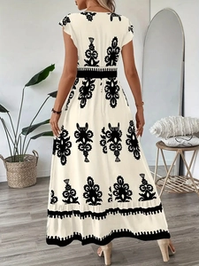 Détail du dos de la robe à fleurs avec taille haute et ourlet à volants élégants
