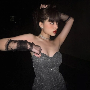 Robe bustier à paillettes gris foncé avec décolleté en V et dos nu pour soirée chic