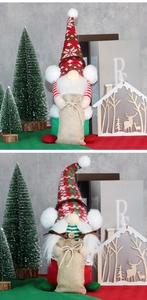 Details von Weihnachtsgnomen mit Strickmützen und Geschenktüten für die Dekoration