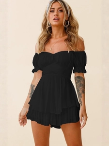 Eleganter schwarzer schulterfreier Romper mit kurzen Ärmeln und gestuftem Rockdesign