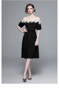 Détail de l'élégant col appliqué de fleurs et empiècements en tulle sur robe d'été