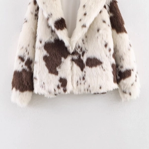 Kurze Kunstpelzjacke mit braunem Kuhmuster und flauschigen Ärmeln für Damen