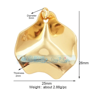 Detailed view of a gold wavy petal pendant with 25mm dimensions and technical measurements