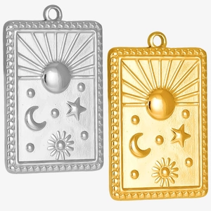 Détail de pendentifs rectangulaires en acier 304 avec relief soleil lune étoile