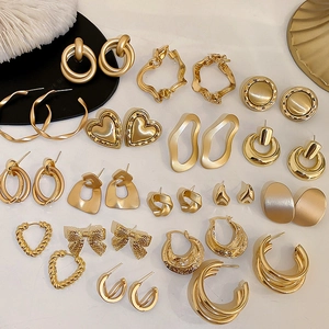 Minimalistisches Set goldener Metallohrringe mit Herz-, Schleifen- und Geometriedesign
