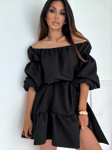 Détail de la robe noire à épaules dénudées avec coupe ajustée et texture mate élégante