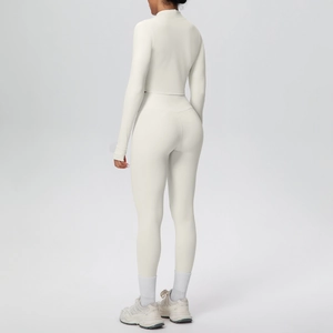 Vista posteriore dei leggings yoga a vita alta bianco sporco e top a maniche lunghe modellante