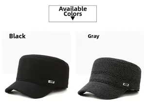 Detalle de gorras planas de sarga gris y negra con logo metálico de C.F.S