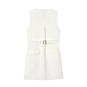 Robe courte blanche sans manches col V avec ceinture et grandes poches sur fond blanc