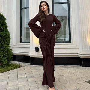 Détail de la robe maxi marron chocolat avec manches évasées et nœud torsadé à la taille