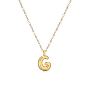 Dettaglio della collana placcata oro con pendente lettera G e catena sottile