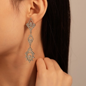 Boucles d'oreilles pendantes en argent serties de strass avec motif goutte élégant
