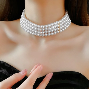 Détail d'un collier ras du cou élégant à quatre rangs de perles porté par un mannequin
