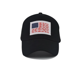 Cappello trucker nero con rete e toppa creativa con bandiera USA a forma di pesce