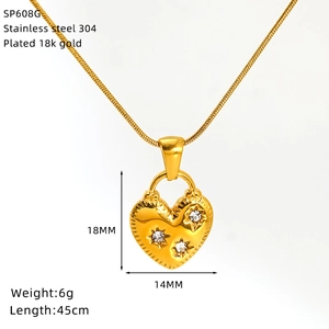 Dettaglio della collana a cuore in acciaio inossidabile placcata oro 18 carati