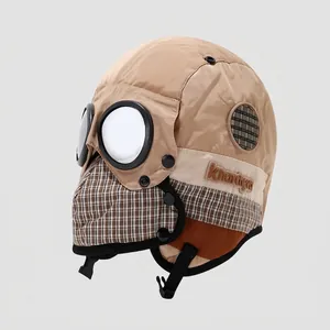 Detail der Kinder Wintermütze mit integrierter Brille und karierter Gesichtsmaske