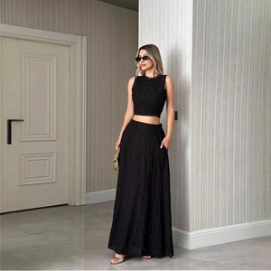 Ensemble élégant en dentelle noire avec haut sans manches et jupe longue pour vacances d'été