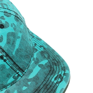 Détail des coutures renforcées et de l'imprimé léopard sur la casquette turquoise