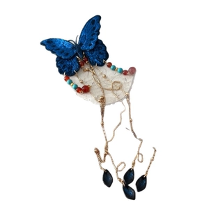 Barrette papillon brodée bleue avec franges dorées perlées et pendentifs goutte