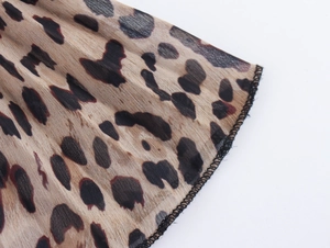 Dettaglio ravvicinato della trama in chiffon leopardato con cuciture nere ai bordi