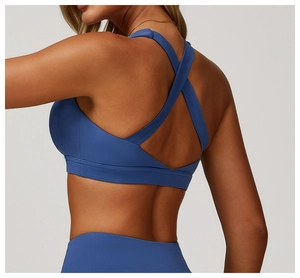 Dettaglio del reggiseno sportivo ad alto impatto con design incrociato sulla schiena