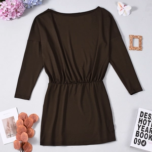 Detail of a brown off-shoulder dress with elastic ruched waist and long sleeves