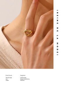 Détail d'une bague coeur évidée en or minimaliste sur le doigt d'un modèle, style élégant