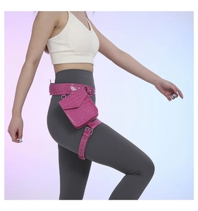 Vue latérale de l'ensemble sacoche de taille et jambe rose à motif crocodile sur modèle