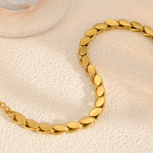 Bracciale a maglie a foglia in oro 18 carats con trama opaca ed elegante catena regolabile