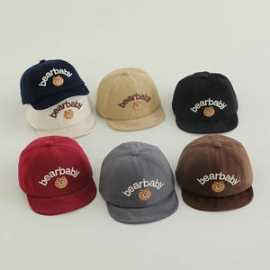 Casquette bébé à bord souple avec broderie ours disponible en sept couleurs unies