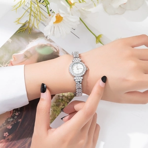 Silberne Damen-Quarzuhr mit Strass-Armband am Handgelenk eines Models gezeigt