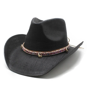 Detail eines schwarzen Cowboyhuts mit buntem Flechtband und natürlichen Muschel-Verzierungen