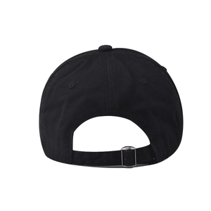 Détail arrière d'une casquette en coton avec boucle métallique réglable et coutures