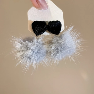 Dettaglio orecchini in argento S925 con cuori di velluto nero e pompon di pelliccia grigia