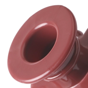 Dettaglio di uno stampo per ciambelle in plastica marrone-rossastra con foro tondo