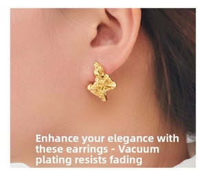 Détail macro de boucles d'oreilles fleurs froissées dorées avec placage sous vide