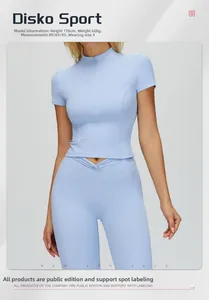 Dettaglio top sportivo azzurro con collo alto e chiusura lampo per fitness e yoga