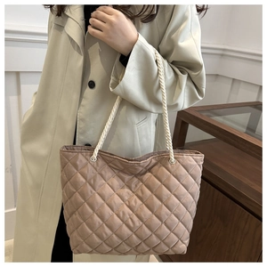 Détail du motif matelassé et de la poignée en corde de coton blanc du sac cabas