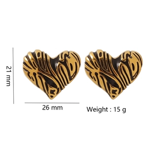 Gold-plated heart earrings with black pattern including dimensions 21x26mm and 15g weight