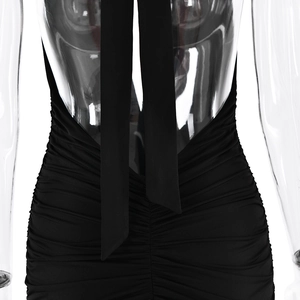 Détail de la robe longue dos nu noire avec col en V profond et tissu à effet froncé