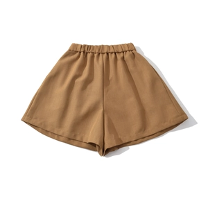Detail von khakifarbenen Shorts mit weitem Bein, Gummizug und strukturierter Leinenoptik