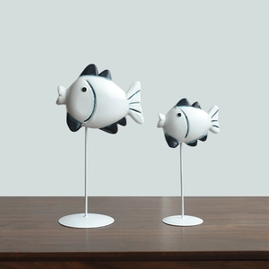 Decorazione minimalista in legno a forma di pesce su supporti metallici per la casa