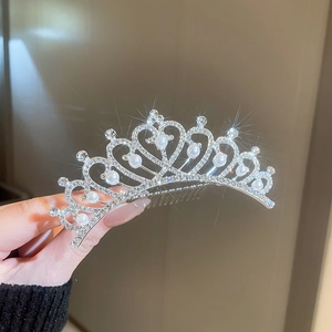 Gros plan d'un peigne à cheveux couronne en forme de cœur avec strass et perles
