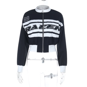 Dettaglio giacca da corsa corta con contrasto bianco e nero e stampe 89 RACER